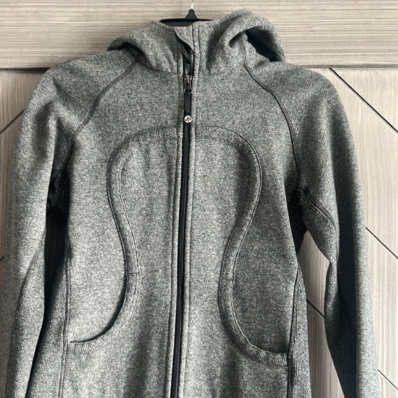 Excellent condition Lululemon size 4 scuba jacket in a graphite color - Picture 2 of 6